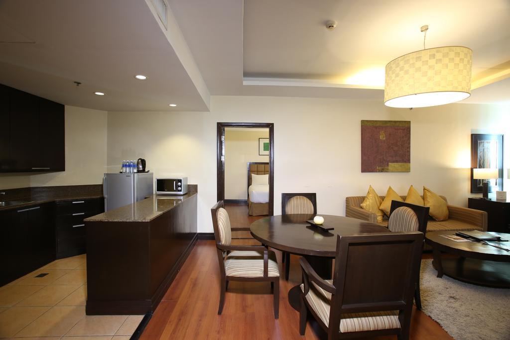 Crown Regency Hotel & Towers Cebu Stadt Exterior foto
