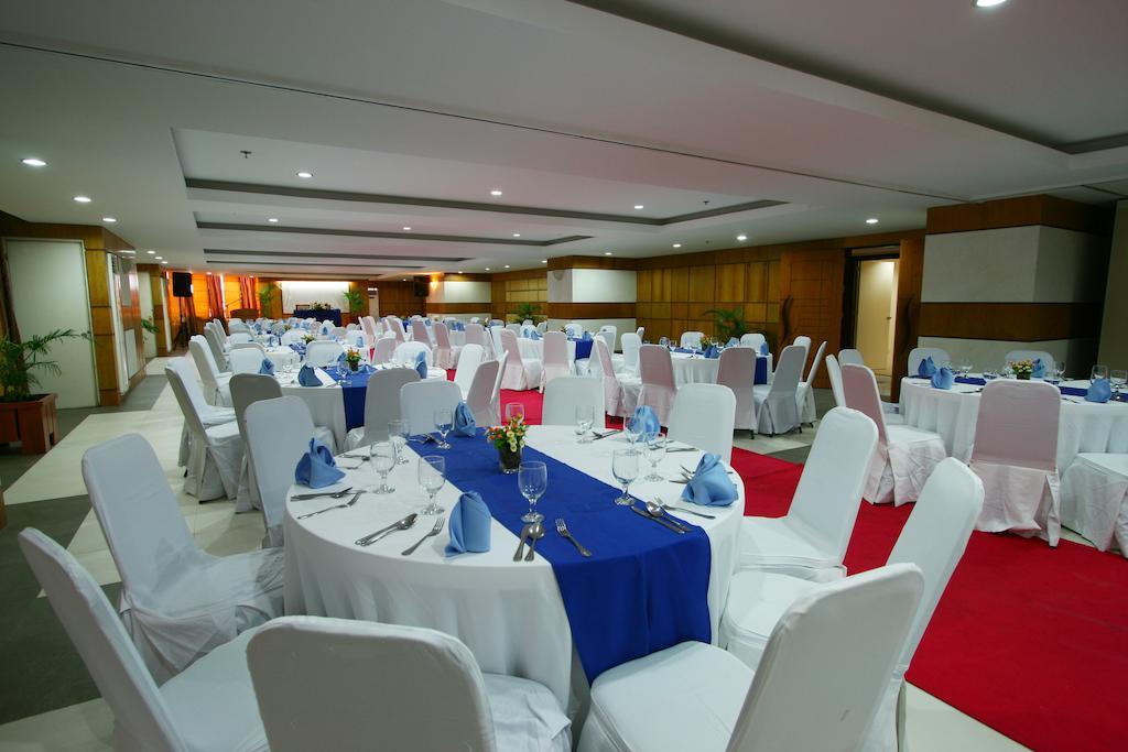 Crown Regency Hotel & Towers Cebu Stadt Exterior foto